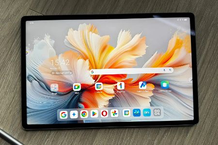 Lenovo Yoga Tab Plus (2025): Viel Ausstattung, lange Laufzeit und vier Jahre Sicherheitsupdates: Dieses Tablet ist ein vielseitiges Power-Tool für Arbeit und Freizeit.