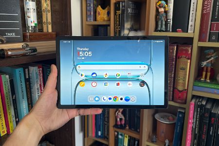 OnePlus Pad Lite: Einsteiger-Tablet mit gutem Design und langer Laufzeit, jedoch ohne helles Display, biometrische Entsperrung oder erweiterbaren Speicher; Alternativen lohnenswert.