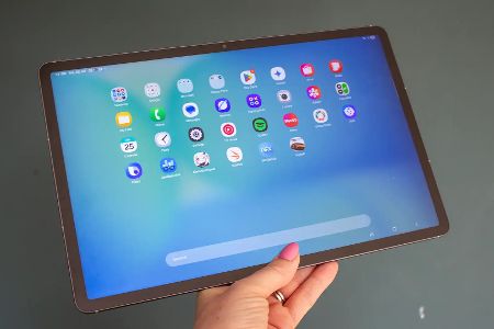 Samsung Galaxy Tab S10 FE+: Günstiger als Topmodelle, aber noch obere Preisklasse; ideal für Streaming, Surfen und E-Mails, inkl. S-Pen, dennoch lohnen preiswertere Android-Alternativen.