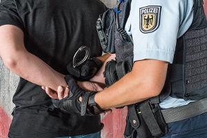 Bundespolizei nimmt Mann wegen des besonders schweren Falls des Diebstahls fest