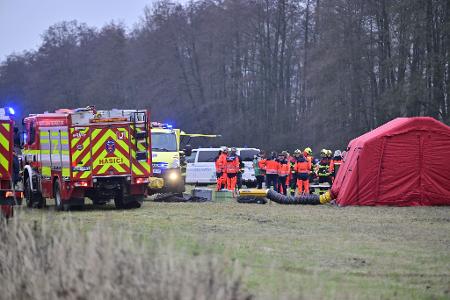 Rettungskräfte arbeiten am Unfallort nach der Kollision eines Schnellzuges mit einem Personenzug auf der Strecke zwischen den Orten Zliv und Divcice bei Ceske Budejovice (Budweis).
