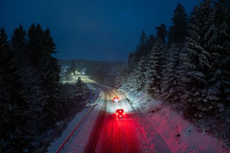 Schneefall im Schwarzwald: Autofahrer auf der B28 bei Freudenstadt.