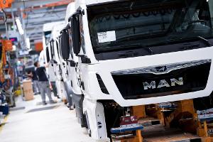 Der Bus- und Nutzfahrzeughersteller MAN spart in München, Salzgitter und Nürnberg (Archivbild)