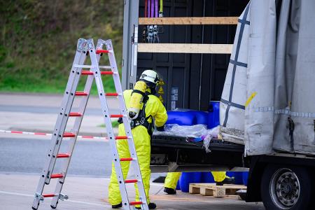 Feuerwehr in Vollschutz prüft Fässer auf Gefahrenstoffe bei der Schwerpunktkontrolle der RKG Lüneburg