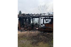 Die Feuerwehr konnte den Brand löschen, der Schuppen wurde jedoch vollständig zerstört.