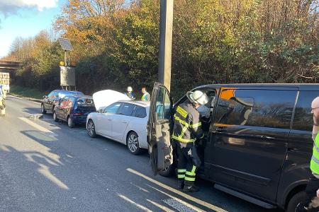 Insgesamt waren 4 Fahrzeuge in den Unfall verwickelt