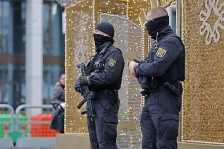 Brauchtum unter Polizeischutz: Polizisten sichern die Eröffnung vom Magdeburger Weihnachtsmarkt.