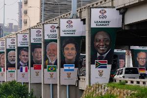 Auf den Plakaten zum G20-Gipfel in Johannesburg ist Chinas Präsident Xi noch zu sehen. Kommen wird er aber nicht.