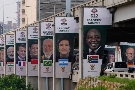 Auf den Plakaten zum G20-Gipfel in Johannesburg ist Chinas Präsident Xi noch zu sehen. Kommen wird er aber nicht.