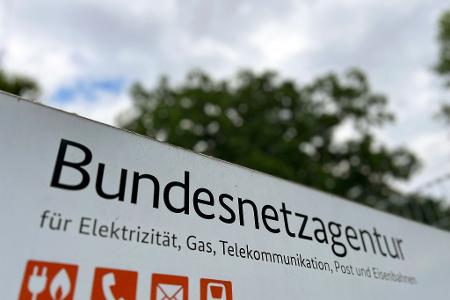 Die Bundesnetzagentur war bei der Festlegung von Regeln nicht unabhängig, so urteilte ein Gericht - deshalb muss sie nun rückwirkend neu über die Regeln entscheiden.