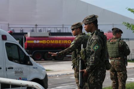 Sicherheitskräfte leiten Fahrzeuge nach einem Brand auf dem Gelände der Weltklimakonferenz.