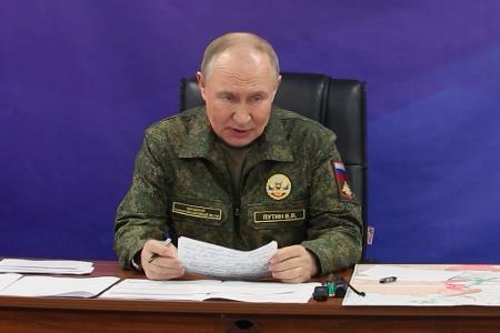 Kremlchef Putin zeigte sich demonstrativ in Uniform bei der Armee. (Archivbild)