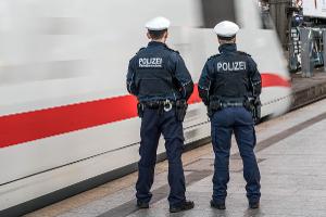 Ein Streifenteam der Bundespolizei an einem ICE-
Symbolfoto: Bundespolizei-