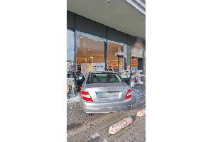 Die Schaufensterscheibe des Drogeriemarktes wurde durch den Aufprall zerstört.