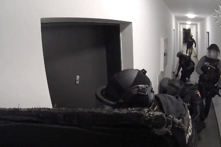 Die slowakische Polizei stürmt ein Appartement - hinter dieser Tür vermuteten sie den Ursprung vieler Schockanrufe. (Handout)