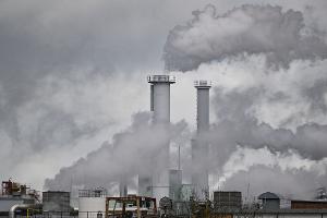 Rauchende Schlote - Im Qualm ist oft CO2 enthalten. (Archivbild)