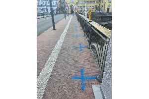 blaue Kreuze auf der Tauberbrücke