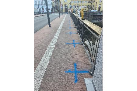 blaue Kreuze auf der Tauberbrücke