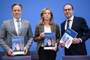 BKA-Präsident Holger Münch, Bundesfamilienministerin Karin Prien (CDU) und Bundesinnenminister Alexander Dobrindt (CSU) präsentieren in Berlin zwei Sonderauswertungen der Polizeistatistik: Ein Bundeslagebild zu häuslicher Gewalt und ein Lagebild zu Straftaten gegen Frauen.  