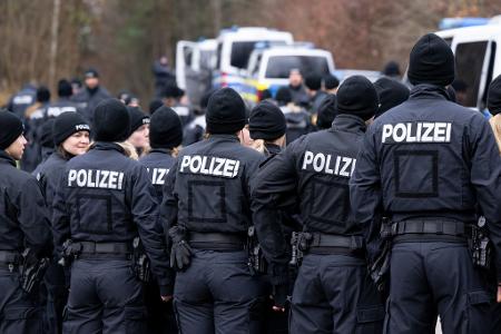 Bis zu 200 Polizisten durchkämmtem das Gebiet um den Leichen-Fundort.