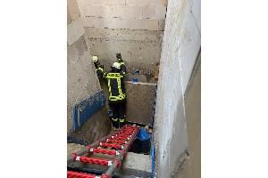 In einem Hohlraum hinter diesem Betonteil befanden sich die beiden Arbeiter.