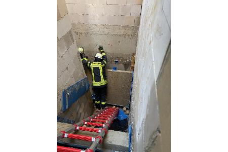In einem Hohlraum hinter diesem Betonteil befanden sich die beiden Arbeiter.