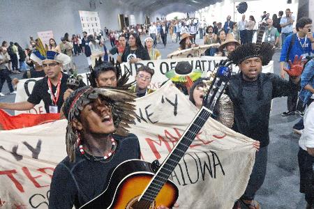 In der finalen Phase der Klimakonferenz machen Aktivisten noch einmal Druck. 
