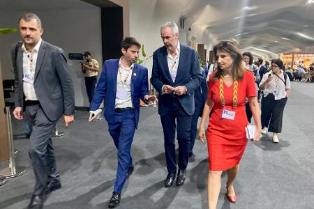 Der COP-Präsident Correa do Lago eilte von Meeting zu Meeting.