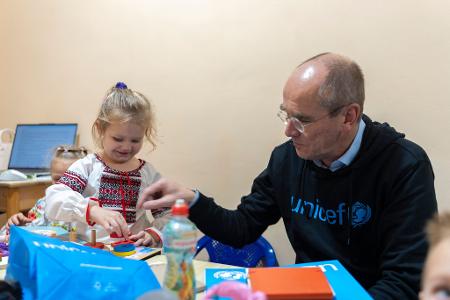 Der Geschäftsführer von Unicef Deutschland, Christian Schneider, mit einem ukrainischen Vorschulkind in einem Schutzraum unter der Erde: Das Kinderhilfswerk hilft Schulen und Kindergärten in dem vom Krieg geprägtem Land.