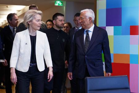 Tauschten sich telefonisch zur Lage aus: Ursula von der Leyen, Wolodymyr Selenskyj und António Costa. (Archivbild)