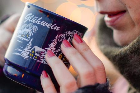 Zum Besuch auf dem Weihnachtsmarkt gehört er für viele dazu: Der Glühwein - gerne mit Schuss - scheint ideal zum Aufwärmen, doch der Effekt ist nur kurzzeitig und trügerisch. (Symbolbild)