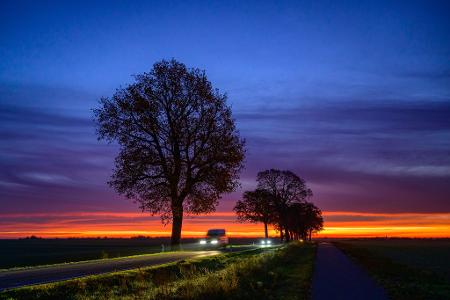 Auf dem Land sind viele auf das Auto angewiesen. (Illustration)