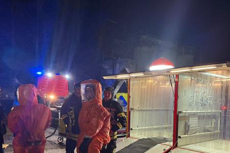 Einsatzkräfte in Schutzkleidung