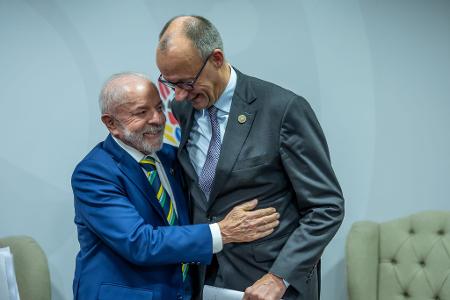 Das sieht schon fast so aus, als würden Merz und Lula miteinander tanzen.