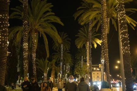Palma hat die Weihnachtsbeleuchtung angeschaltet. 