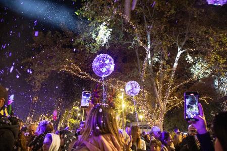 Warmes Wetter und bunte Lichter. 