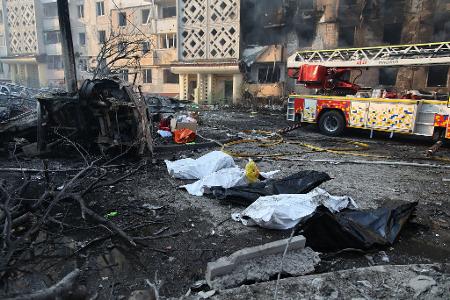 Der Krieg in der Ukraine hat bereits Hunderttausende Opfer gefordert - US-Präsident Donald Trump will ihn beenden. Um jeden Preis? (Archivbild)