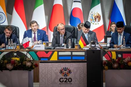 Kanzler Friedrich Merz (CDU) bei den Beratungen der G20-Runde in Johannesburg. Auch für ihn wurde der Gipfel durch die Diskussionen über den umstrittenen US-Vorschlag für einen Frieden in der Ukraine überschattet. 