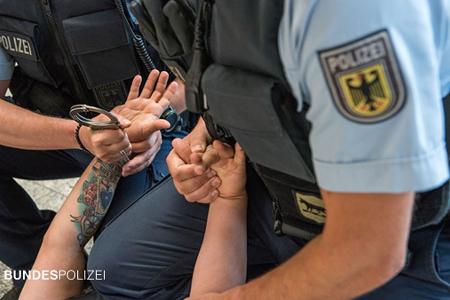 Mit der Vollstreckung zweier Haftbefehle, einem Beziehungsstreit und einem rabiaten Fahrscheinlosen war die Bundespolizei am Freitag und Samstag (21. und 22. November) beschäftigt.