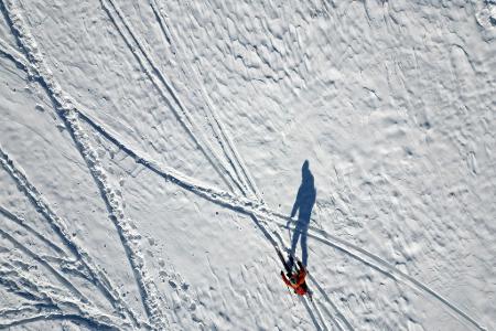 Lange Schatten im Schnee - Wintersportler an der Rodelpiste am Wurmberg im Harz