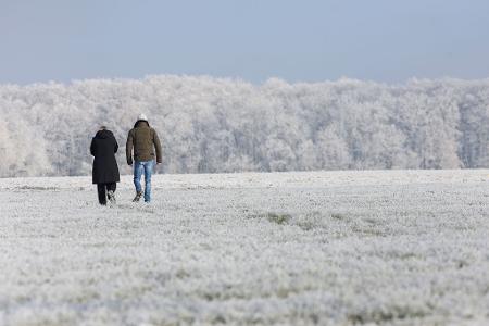 Ab Sonntagnachmittag sollen Niederschläge aufkommen. Vorher zog es manche Spaziergänger noch nach draußen - wie hier bei Sonnenschein auf der Schwäbischen Alb.