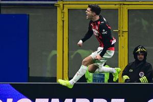 Milan stürzt in Inter von der Spitze - Roma vorn