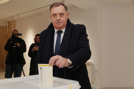 Der Sieger ist ein Vertrauter des bisherigen Präsidenten Milorad Dodik.