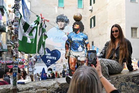 Der Largo Maradona gehört zu den wichtigsten Touristenattraktionen Neapels. (Archivbild)