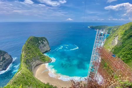  Der Kelingking Beach mit dem T-Rex-Felsen ist ein weltbekanntes Fotomotiv - aber der halbfertige Bau des Glasaufzugs verschandelt den Ausblick. Nun soll er wieder abgerissen werden.