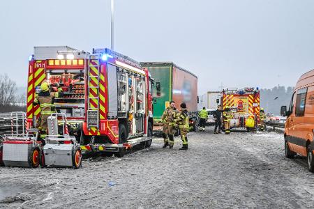 Auf glatten Straßen gab es zahlreiche Unfälle.