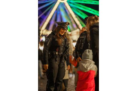Polizistin im Gespräch mit Besuchern auf dem Erfurter Weihnachtsmarkt 2024.
Quelle: Thüringer Polizei