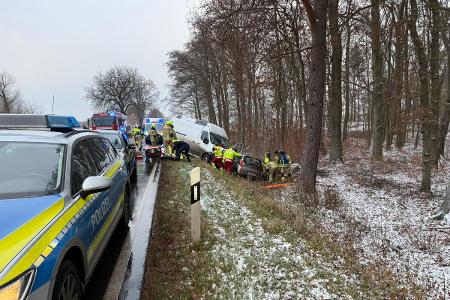 Beide Fahrzeuge mussten aus dem Straßengraben geschleppt werden.
