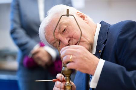 Bundespräsident Steinmeier legt den Schraubenzieher an