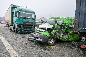 Bei einem Unfall in Bayern sterben mindestens drei Menschen. 